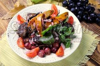 Теплый салат из печенки с виноградом и грушей. Рецепт с пошаговыми фото